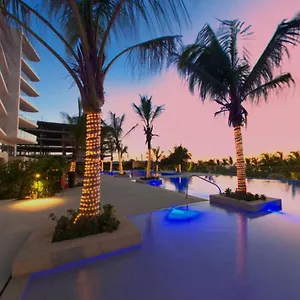 Seaside Retreat: Beachfront Comfort Near Historic Center Apartment